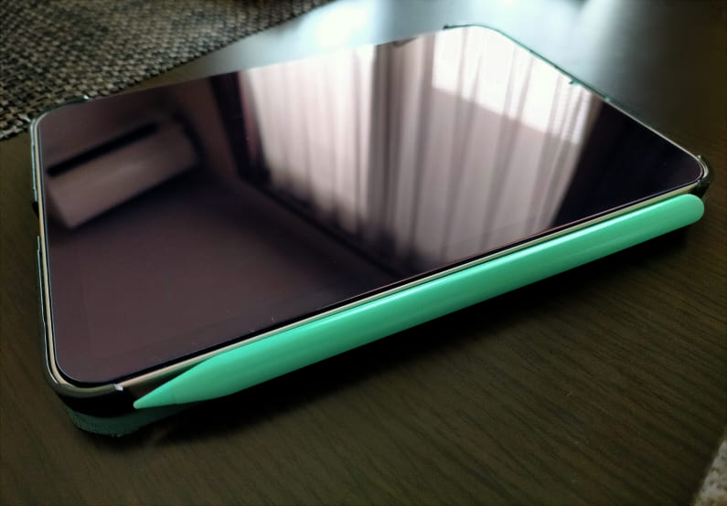 極細 スタイラスペンをiPad mini6の側面にマグネット装着させる