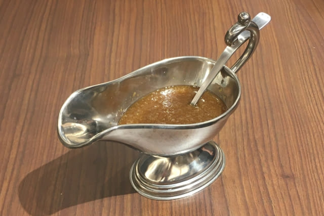 器に入ったステーキソース