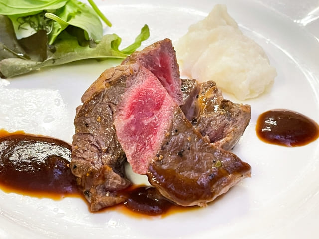 レアステーキにかかったステーキソース