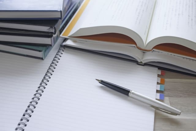 開いた本と無地のリングノート