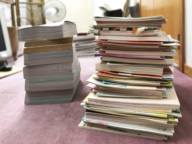 同人誌やコミック誌が積み上げられる