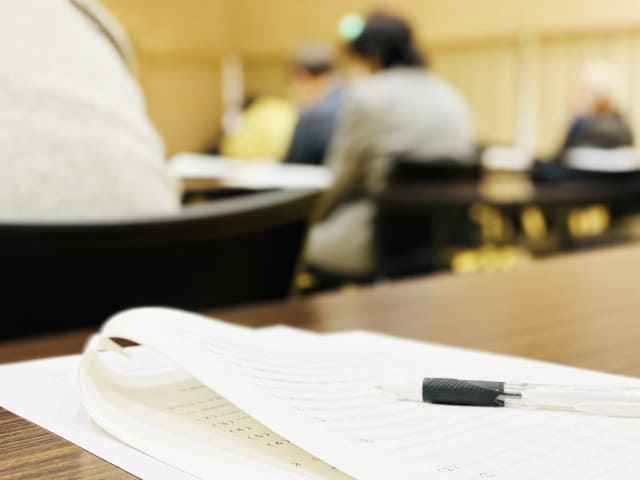 会場でメモ用紙を広げる