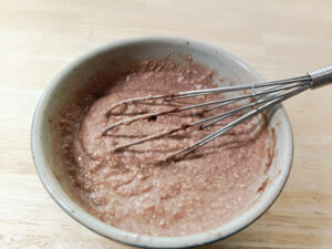 150gの豆腐にココアパウダー大さじ2と片栗粉大さじ2を塗したものを泡だて器でかき混ぜてペースト状にする