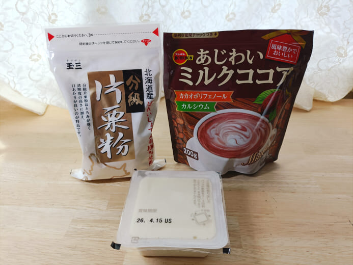 市販の150gの豆腐と片栗粉・ココアパウダー