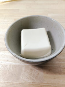 150gの豆腐を耐熱皿に入れた画像