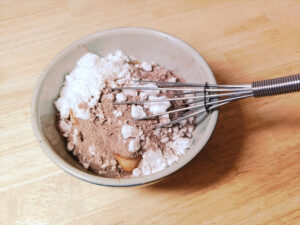 150gの豆腐にココアパウダー大さじ2と片栗粉大さじ2を塗したものを泡だて器でかき混ぜる