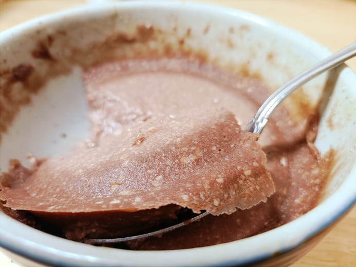 冷蔵庫で冷やして固まった豆腐のチョコレートケーキ