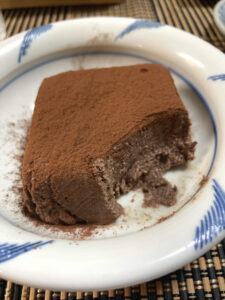 豆腐のチョコレートケーキの上からココアパウダーを塗した画像
