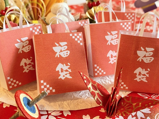 たくさん並んだ福袋と書かれた紙袋のミニチュア